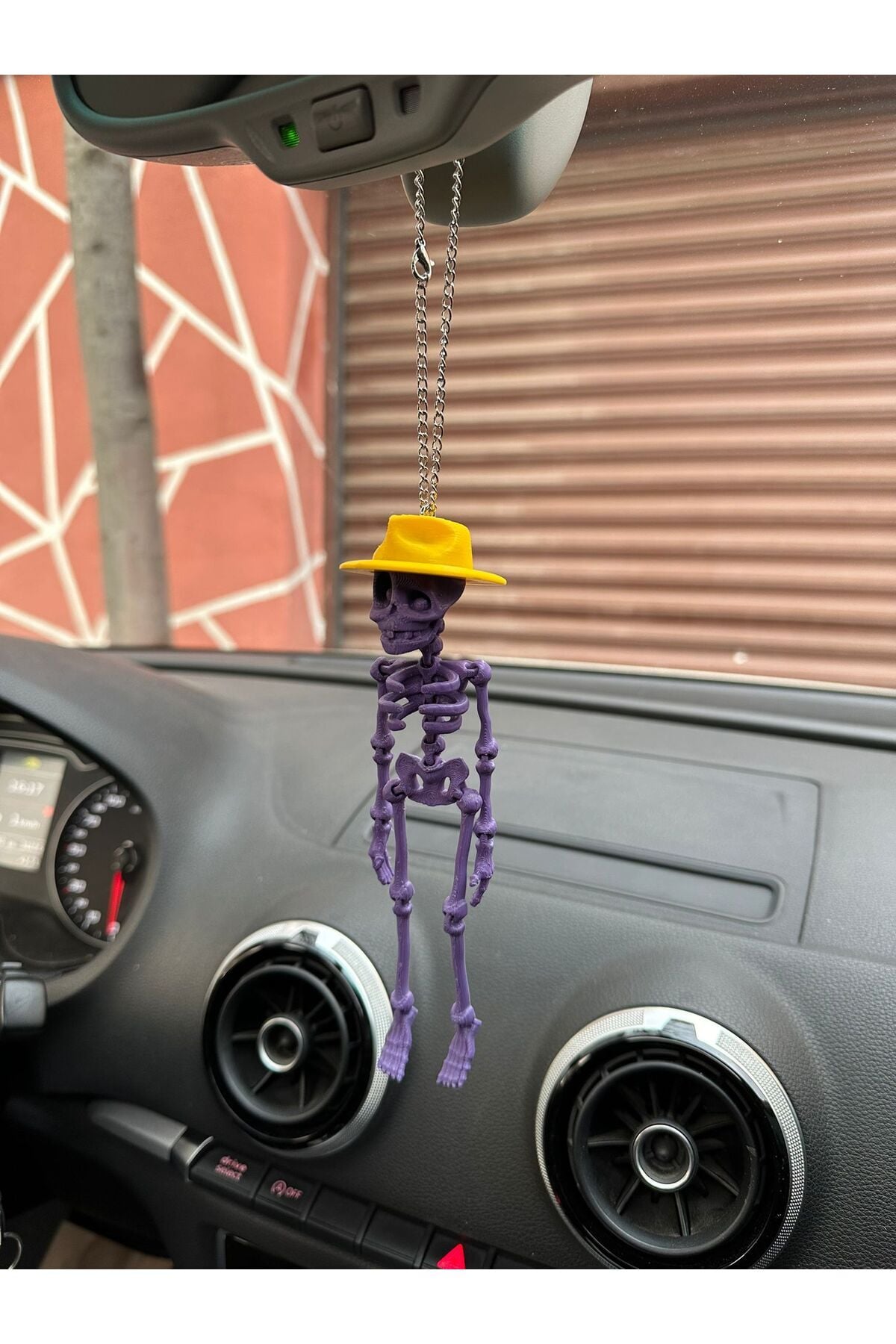 Fötr şapkalı iskelet Dikiz ayna süsü (iskelet mor şapka sarı)