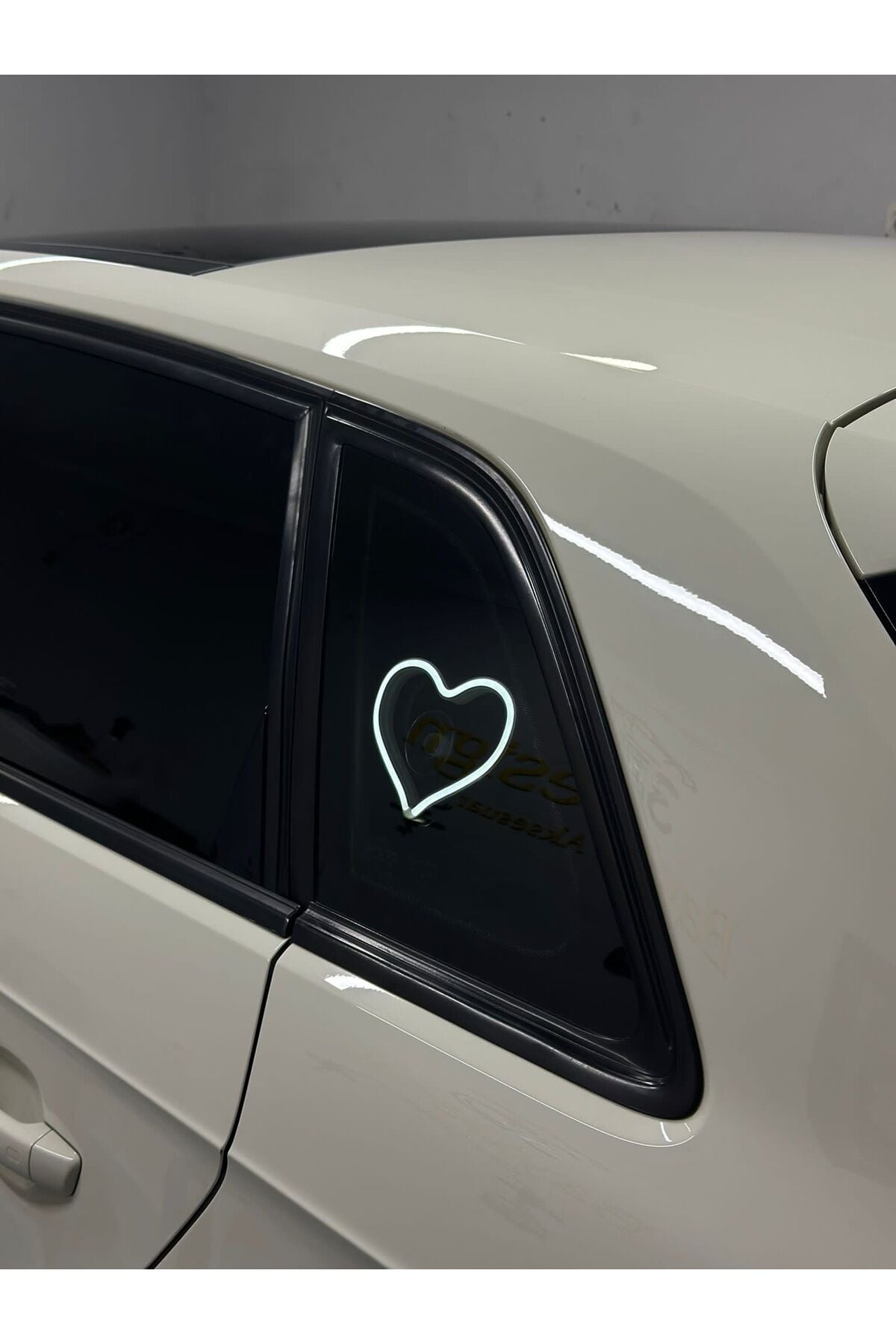 Araç içi neon led ışıklı dekor KALP (12 volt vantuzlu BEYAZ )