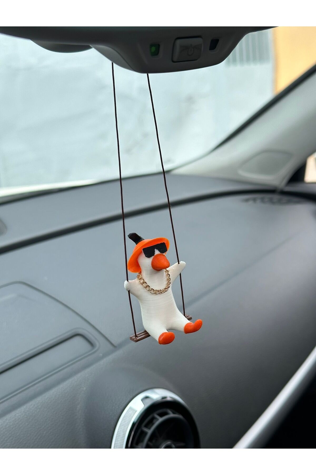 Altın Zincirli Gözlüklü Sallanan Şapkalı Ördek Yeni Trend Dikiz Ayna Süsü (beyaz turuncu )