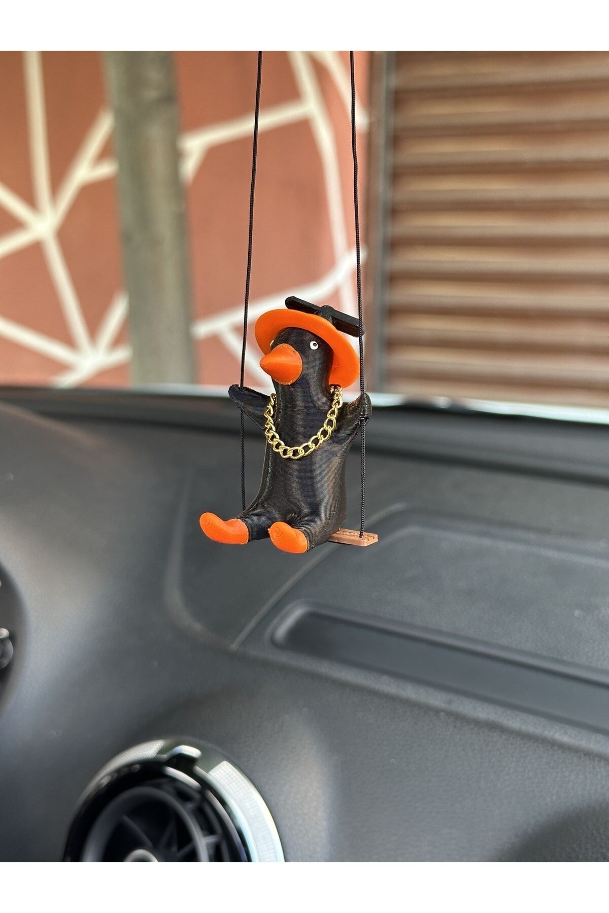 Altın Zincirli Sallanan Şapkalı Ördek Yeni Trend Dikiz Ayna Süsü (siyah Turuncu )