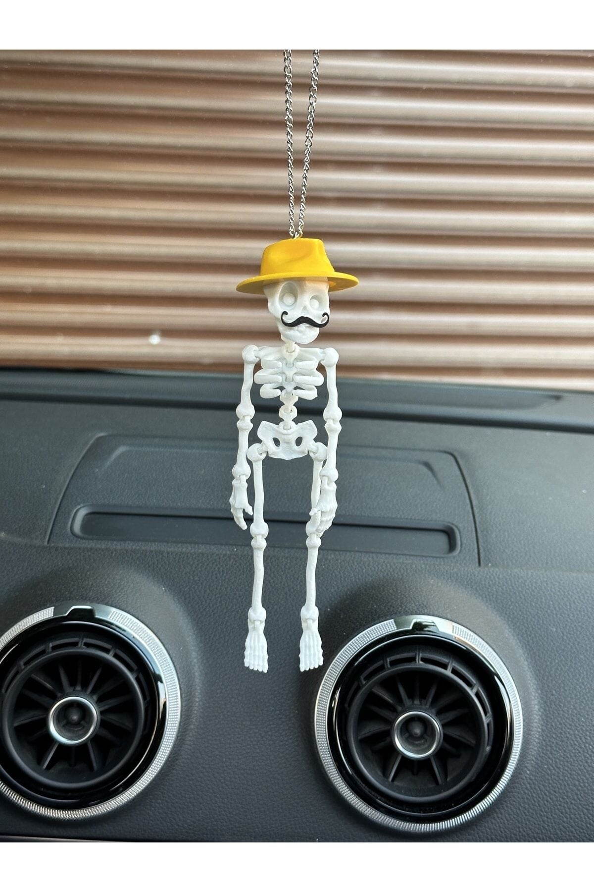 Ispanyol Bıyıklı Ve Fötr Şapkalı Iskelet Dikiz Ayna Süsü (şapka Sarı Iskelet Beyaz)