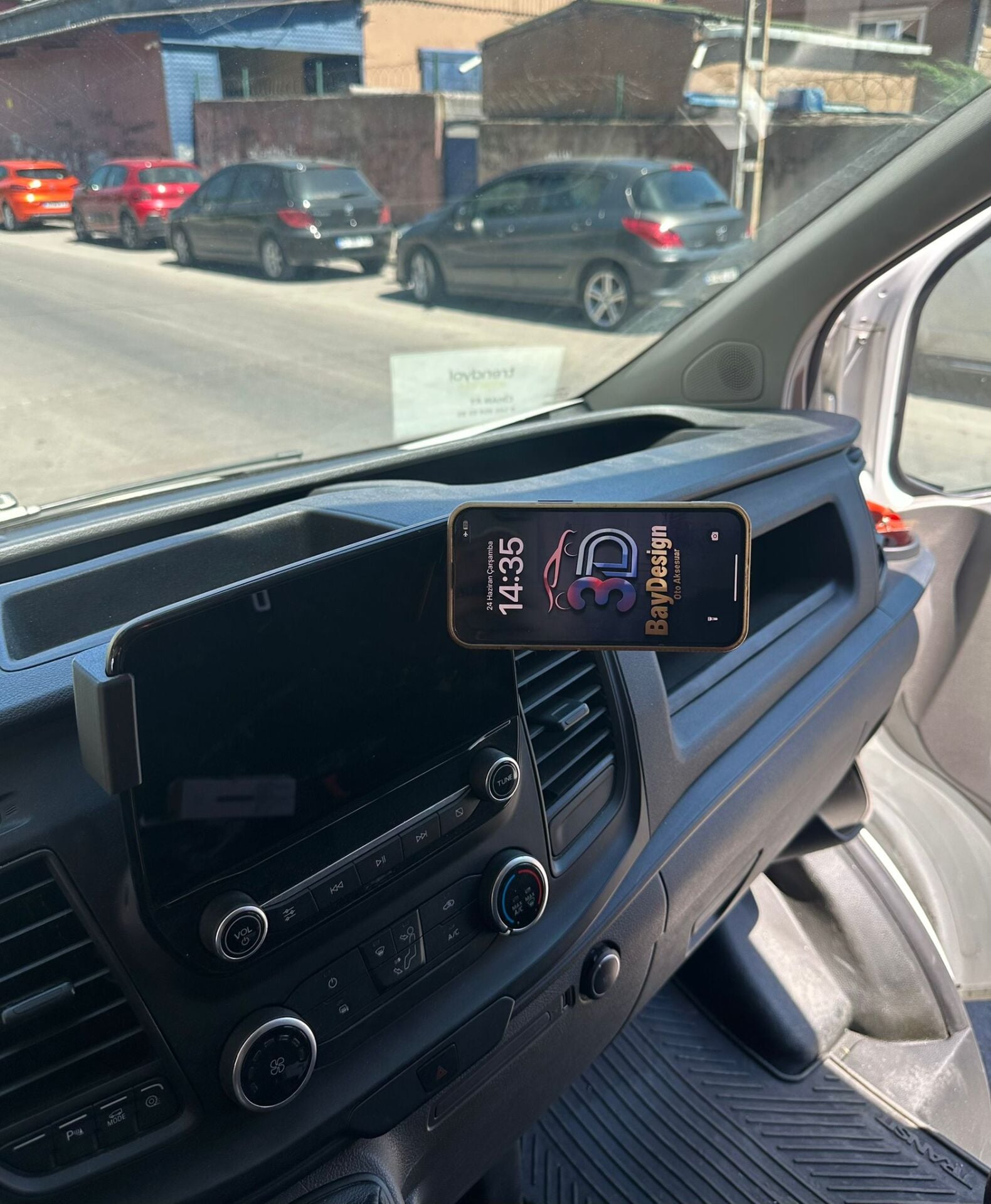 Ford Transit Custom 2018-2023 Ekranlı Modeller için Magsafe Telefon Tutucu Sağdan Çıkışlı