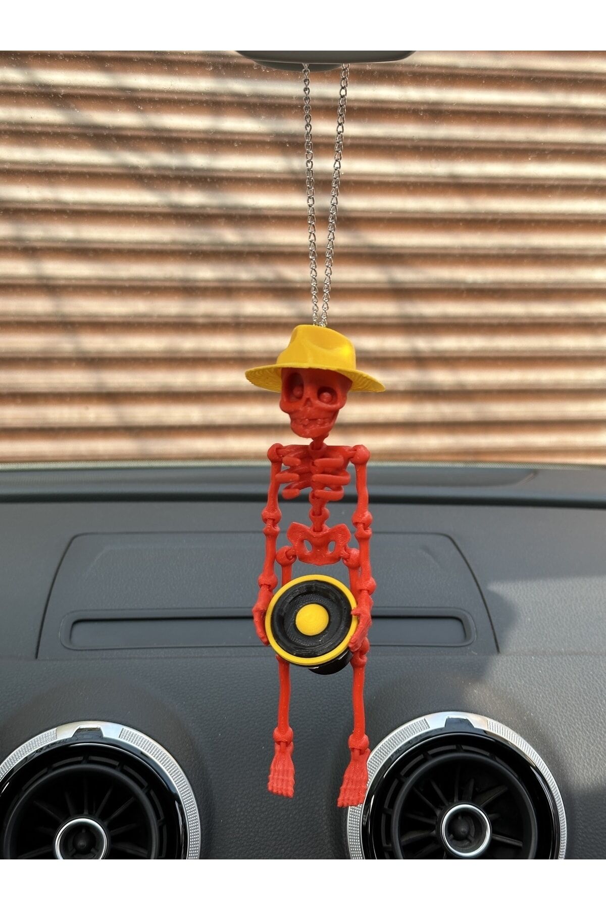 Fötr Şapkalı Bass Tutan Iskelet Ayna Süsü ( Lskelet Kırmızı Bass Ve Şapka Sarı)