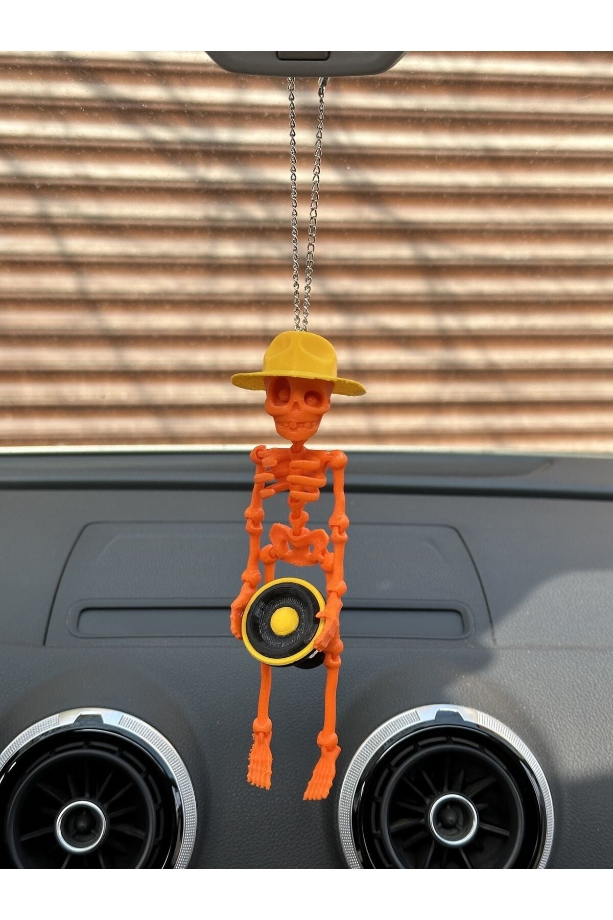 Fötr Şapkalı Bass Tutan Iskelet Ayna Süsü ( Lskelet Turuncu Bass Ve Şapka Sarı)