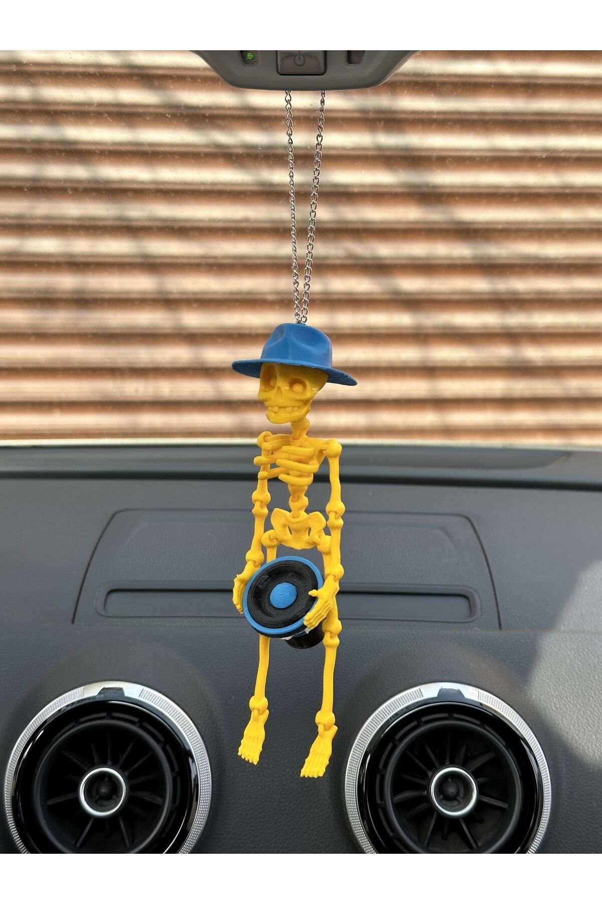 Fötr Şapkalı Bass Tutan Iskelet Ayna Süsü ( Lskelet Sarı Bass Ve Şapka Mavi)