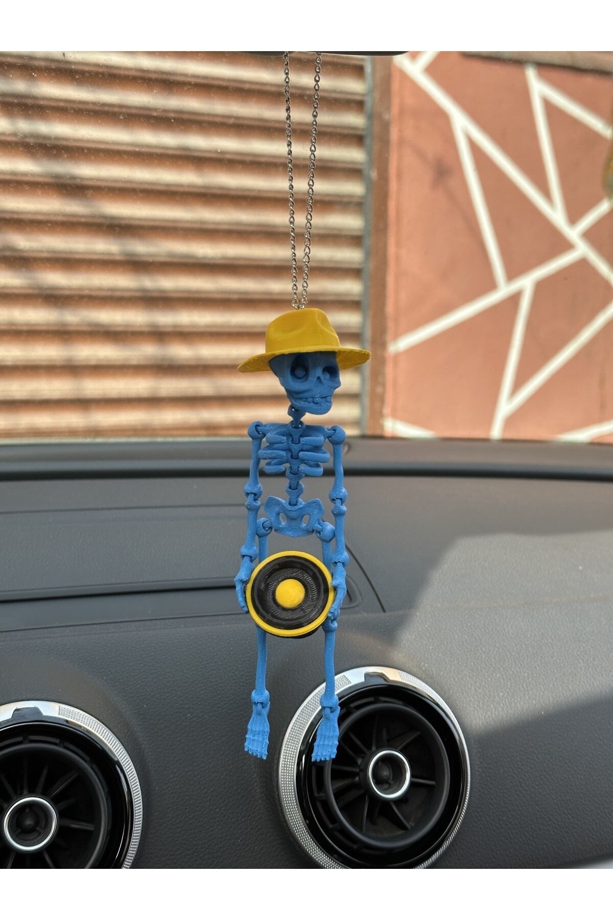 Fötr Şapkalı Bass Tutan Iskelet Ayna Süsü ( Lskelet Mavi Bass Ve Şapka Sarı)