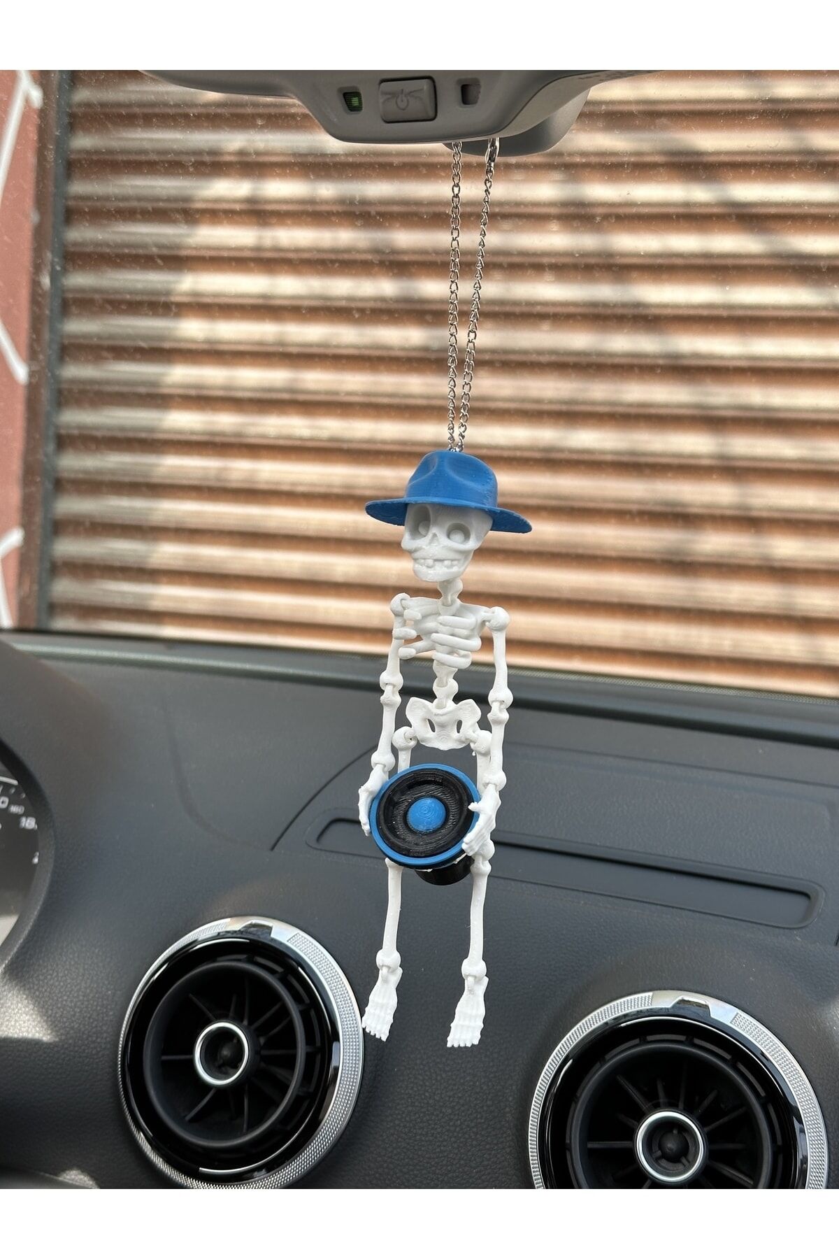 Fötr Şapkalı Bass Tutan Iskelet Ayna Süsü ( Lskelet Beyaz Bass Ve Şapka Mavi)