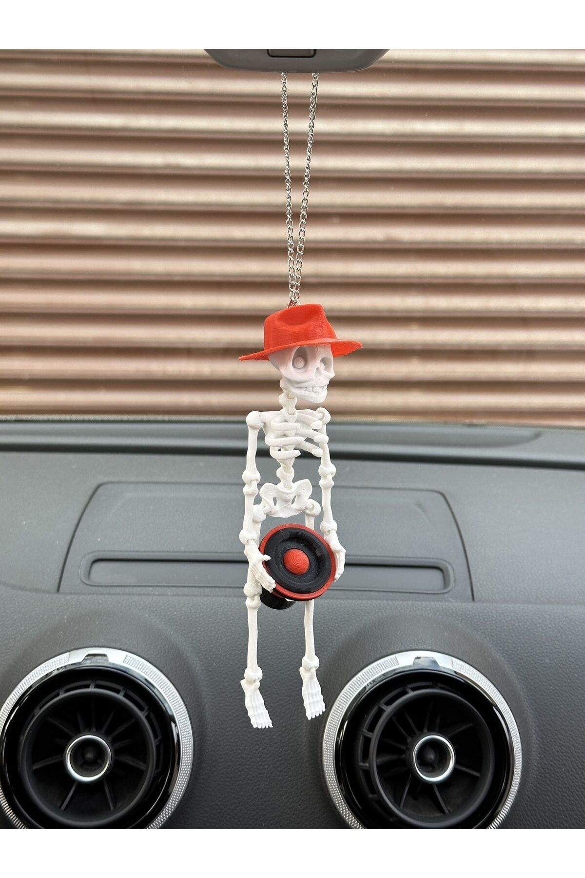 Fötr Şapkalı Bass Tutan Iskelet Ayna Süsü ( Lskelet Beyaz Bass Ve Şapka Kırmızı)