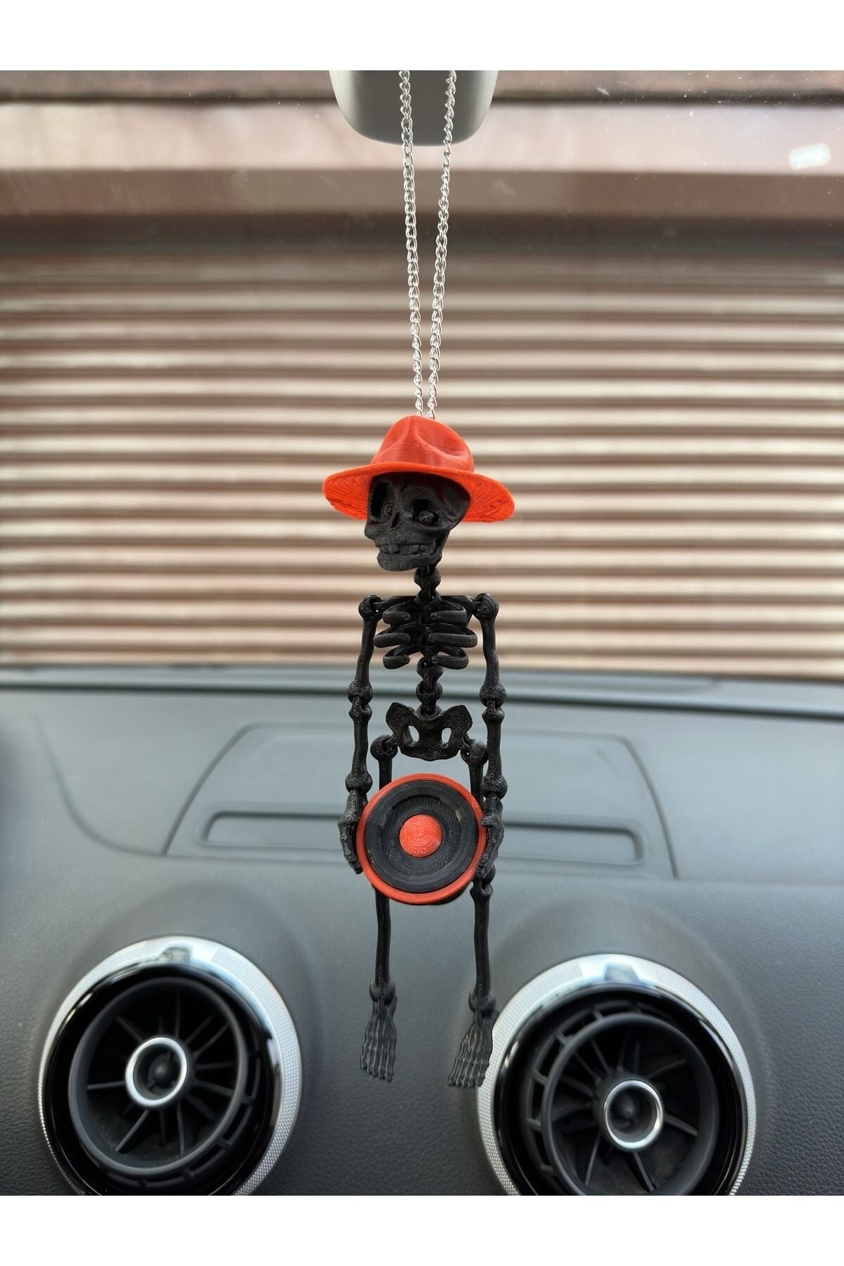 Fötr Şapkalı Bass Tutan Iskelet Ayna Süsü ( Lskelet Siyah Bass Ve Şapka Kırmızı)