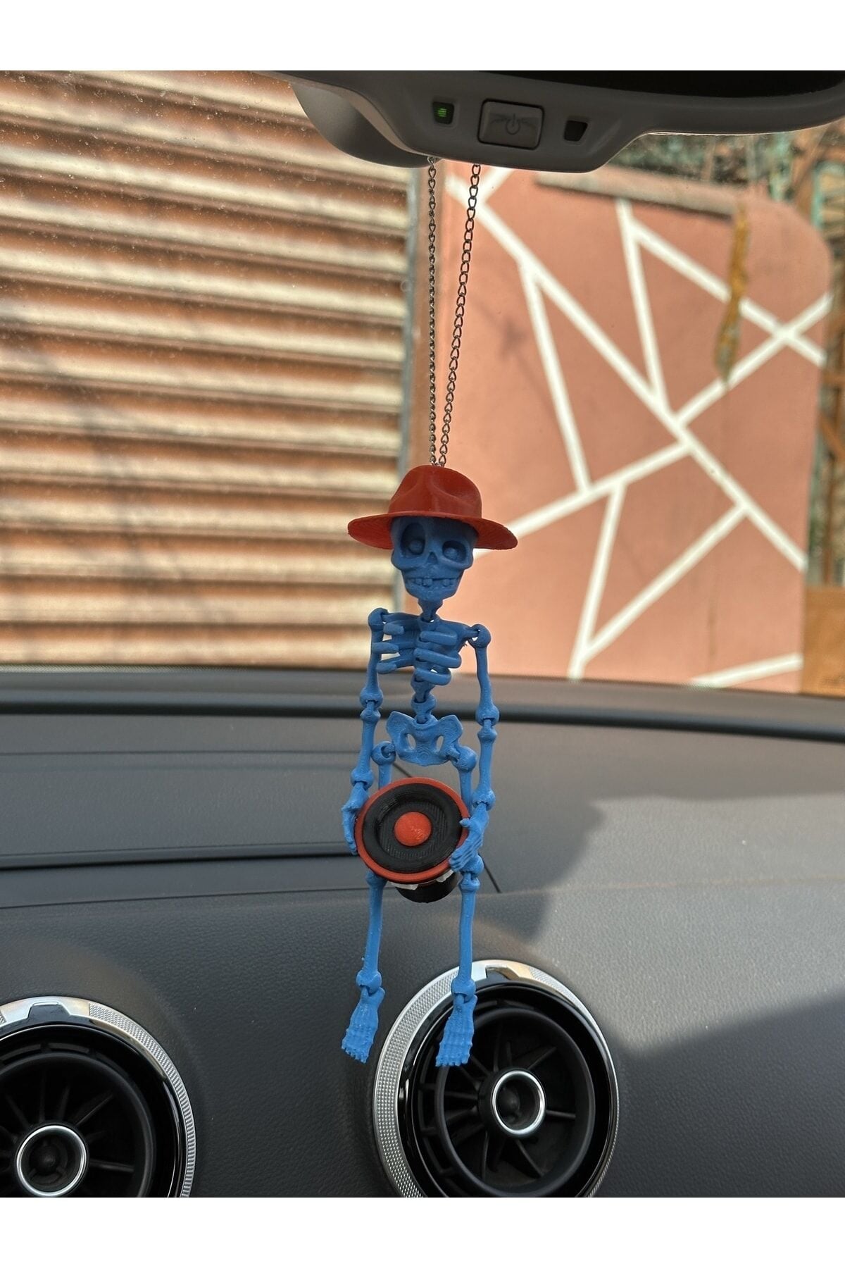 Fötr Şapkalı Bass Tutan Iskelet Ayna Süsü ( Lskelet Mavi Bass Ve Şapka Kırmızı)