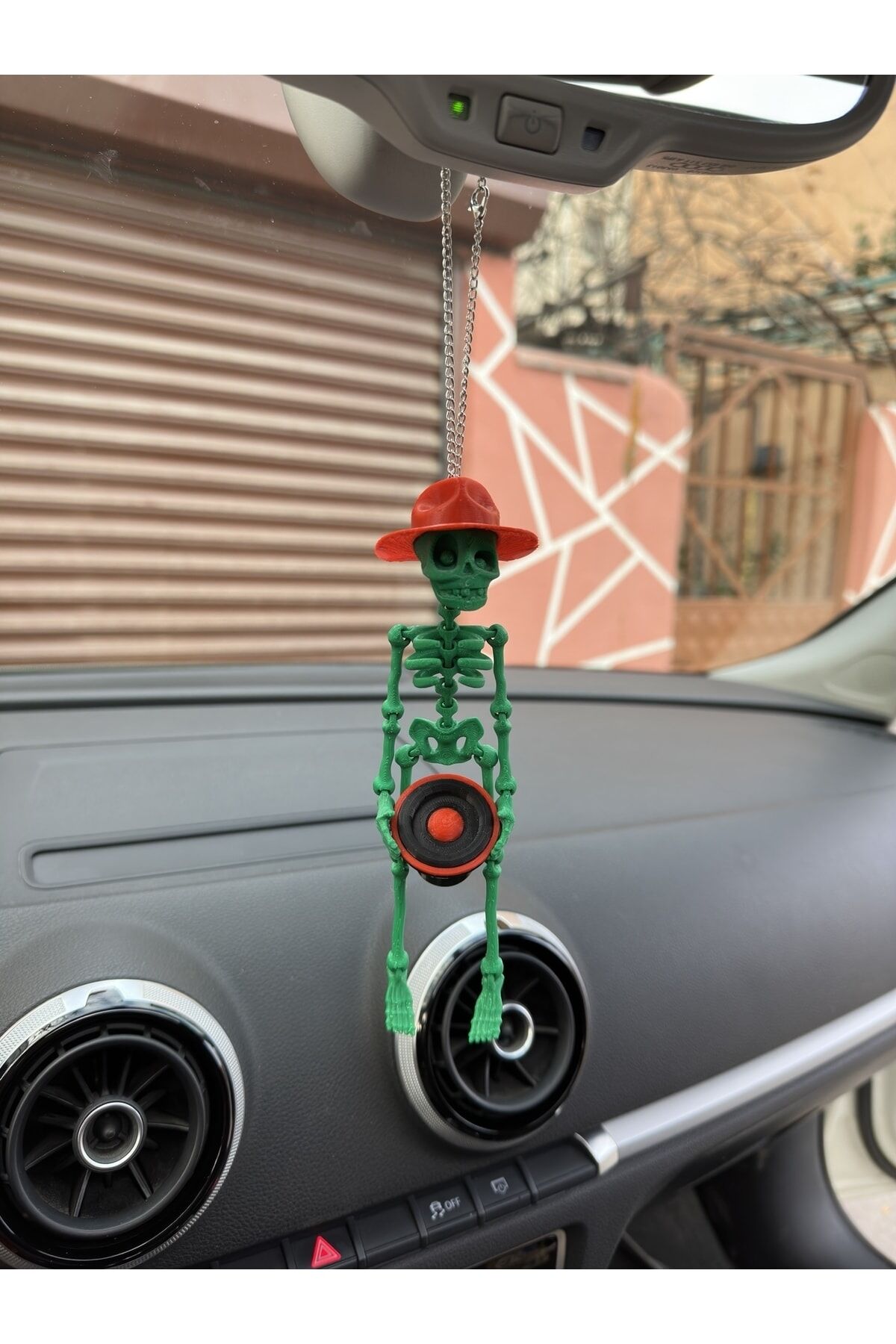 Fötr Şapkalı Bass Tutan Iskelet Ayna Süsü ( Lskelet Yeşil Bass Ve Şapka Kırmızı)
