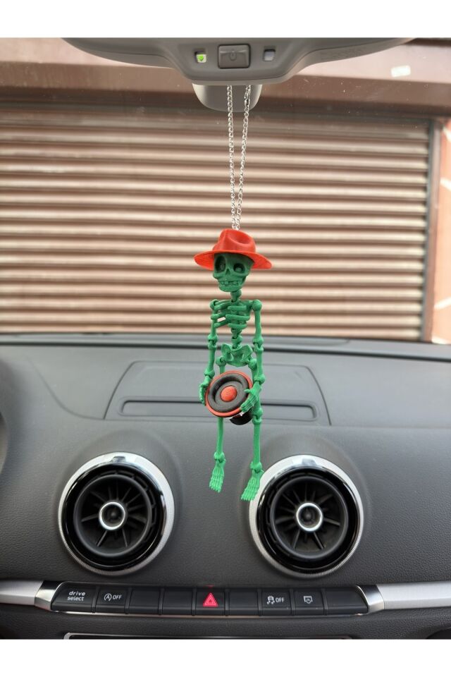 Fötr Şapkalı Bass Tutan Iskelet Ayna Süsü ( Lskelet Yeşil Bass Ve Şapka Kırmızı)