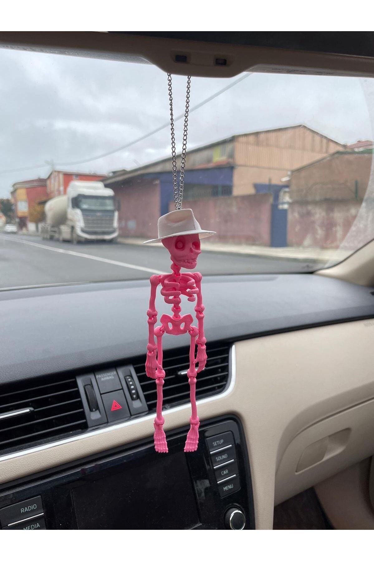 Fötr Şapkalı Iskelet Ayna Süsü( Pembe Iskelet Beyaz Şapka)