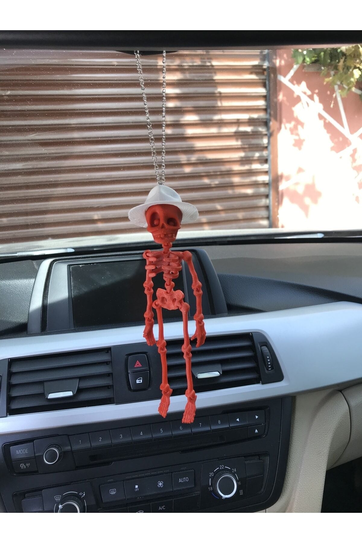 Fötr Şapkalı Iskelet Ayna Süsü( Kırmızı Iskelet Beyaz Şapka)