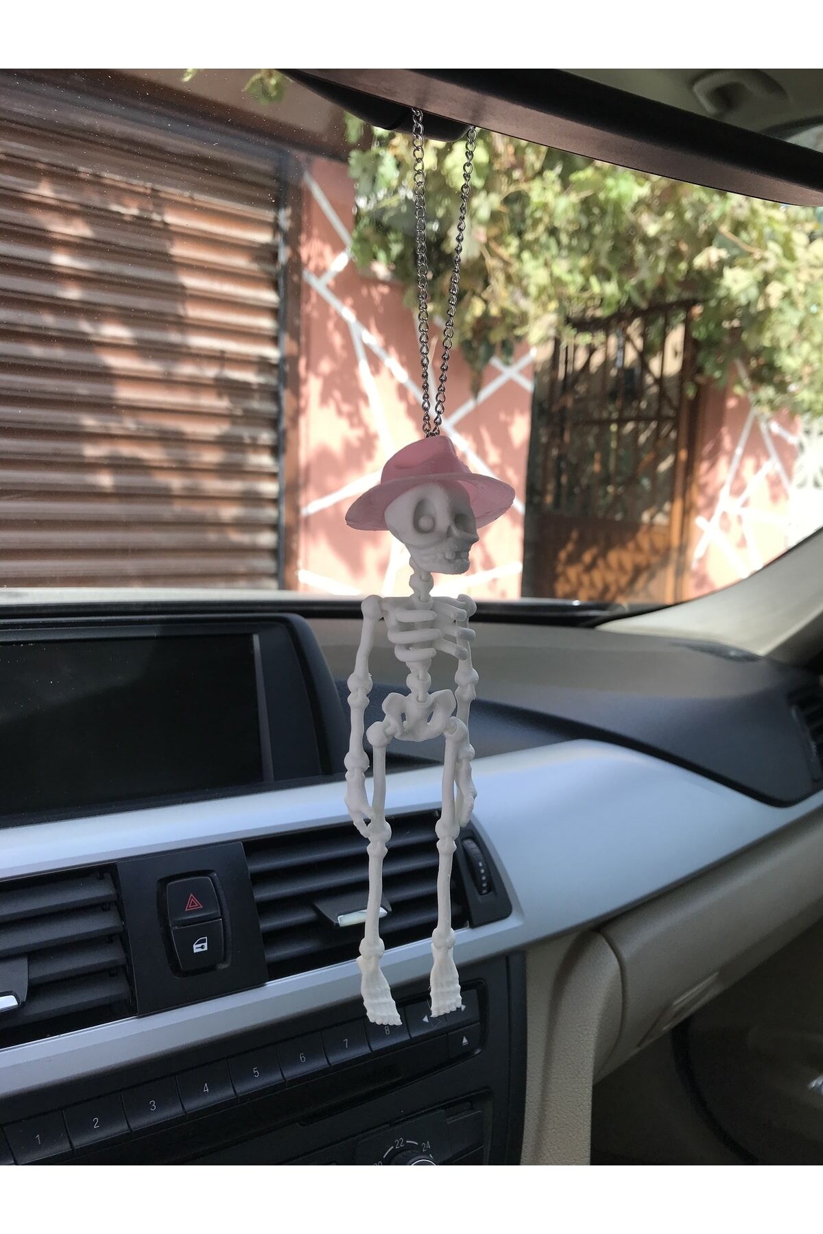 Fötr Şapkalı Iskelet Ayna Süsü( Beyaz Iskelet Pembe Şapka)