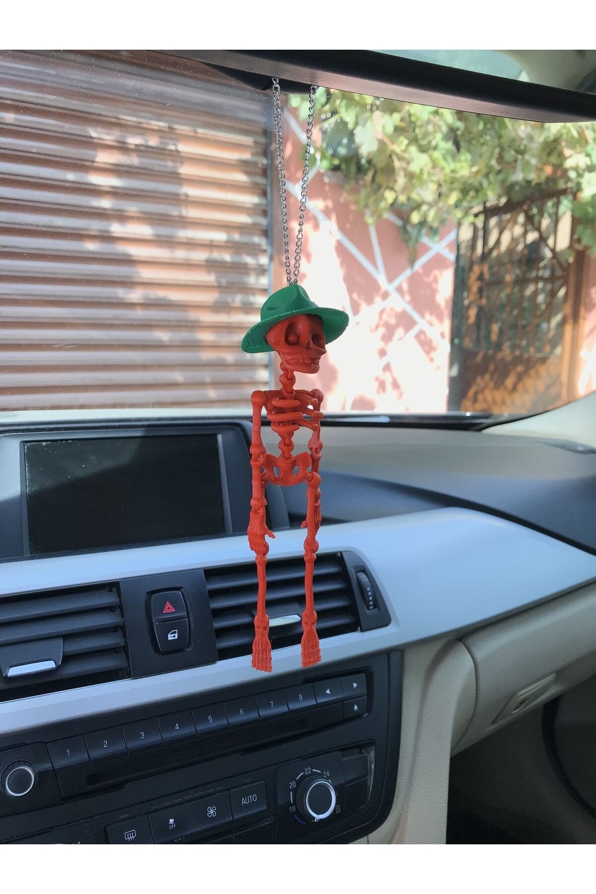 Fötr Şapkalı Iskelet Ayna Süsü( Kırmızı Iskelet Yeşil Şapka)