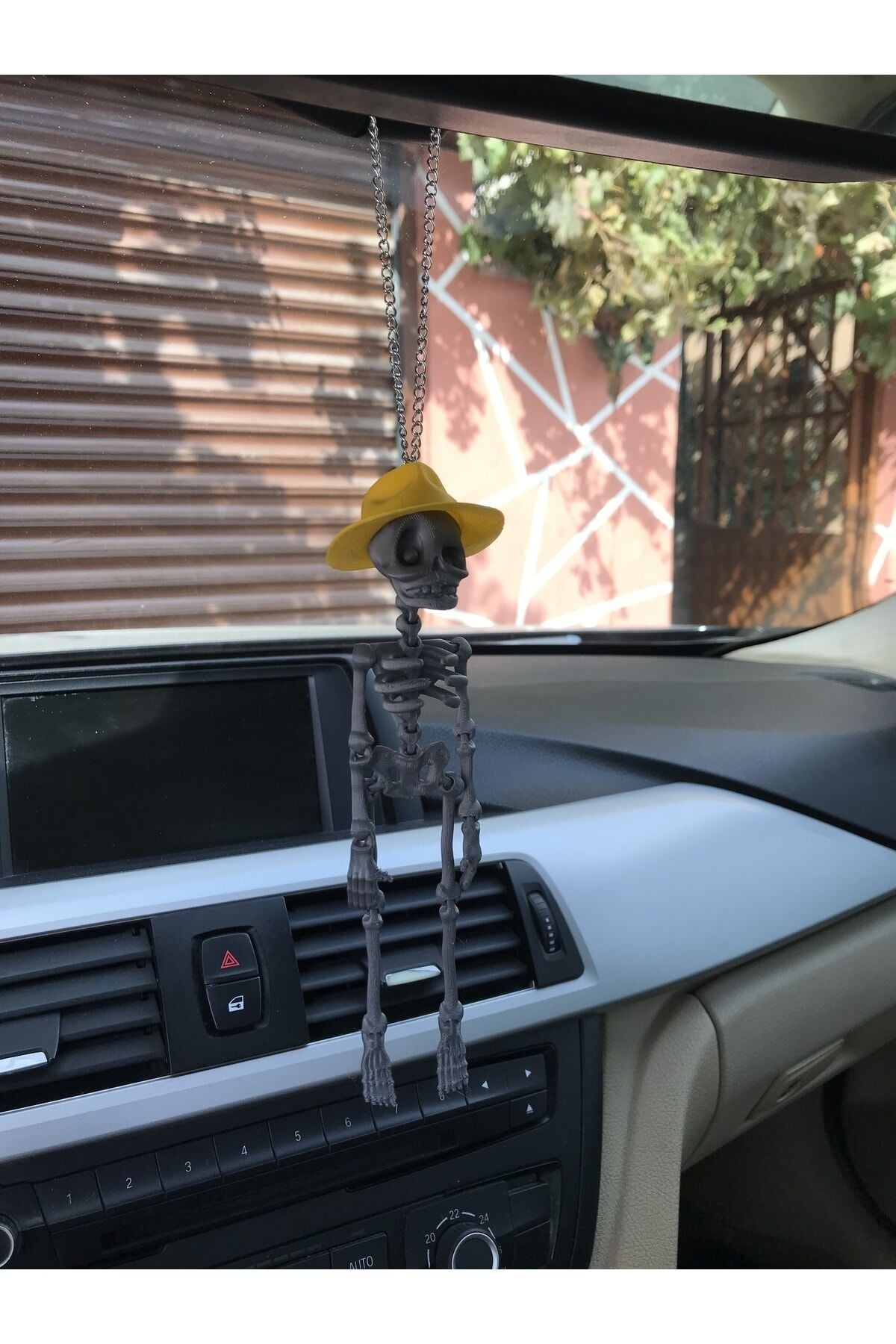 Fötr Şapkalı Iskelet Ayna Süsü( Gri Iskelet Sarı Şapka)