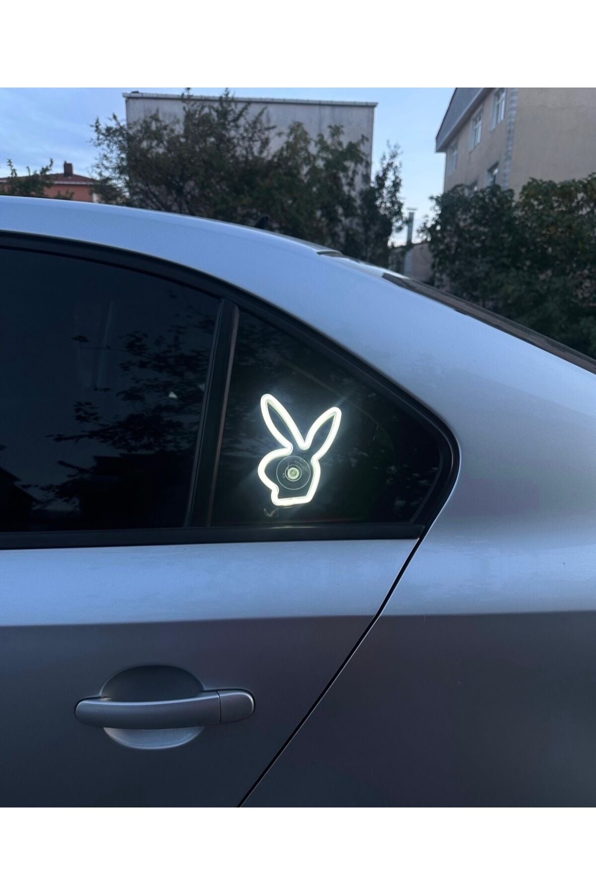 Araç içi neon led ışıklı dekor PLAYBOY (12 volt vantuzlu BEYAZ)