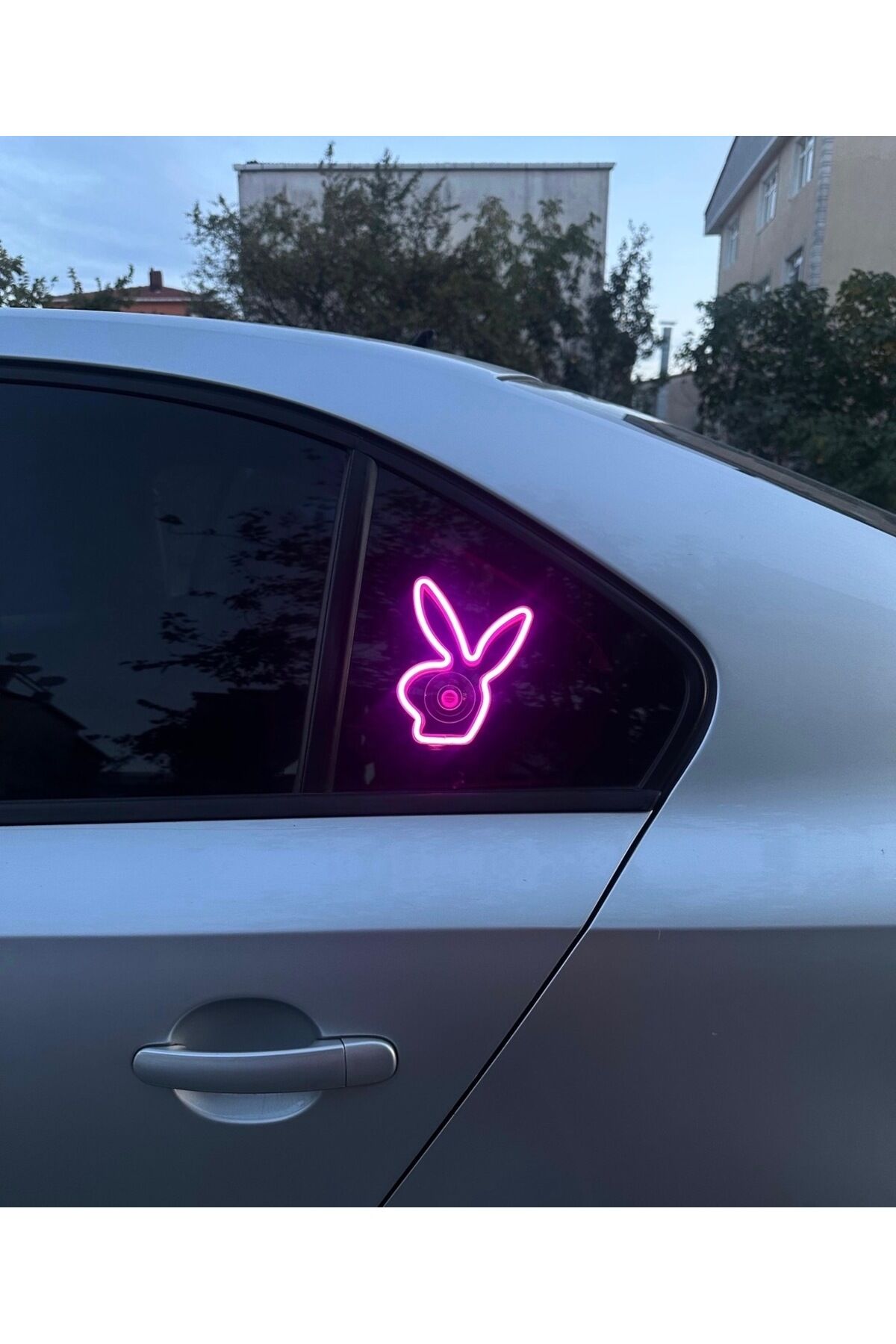 Araç içi neon led ışıklı dekor PLAYBOY (12 volt vantuzlu PEMBE )