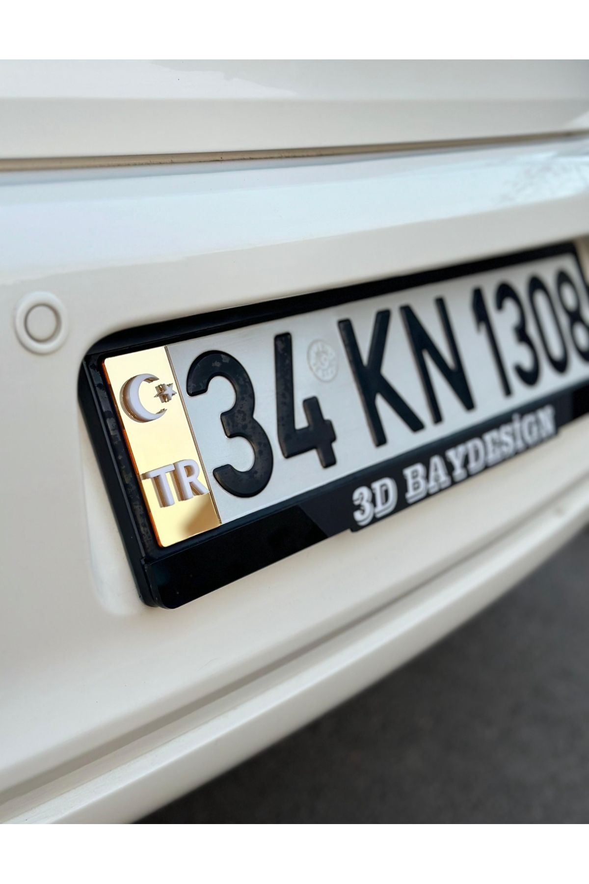 PLEKSİ PLAKA TR GOLD ÜZERİNE BEYAZ KAPARTMALI 2 ADET KENDİNDEN YAPIŞKANLI