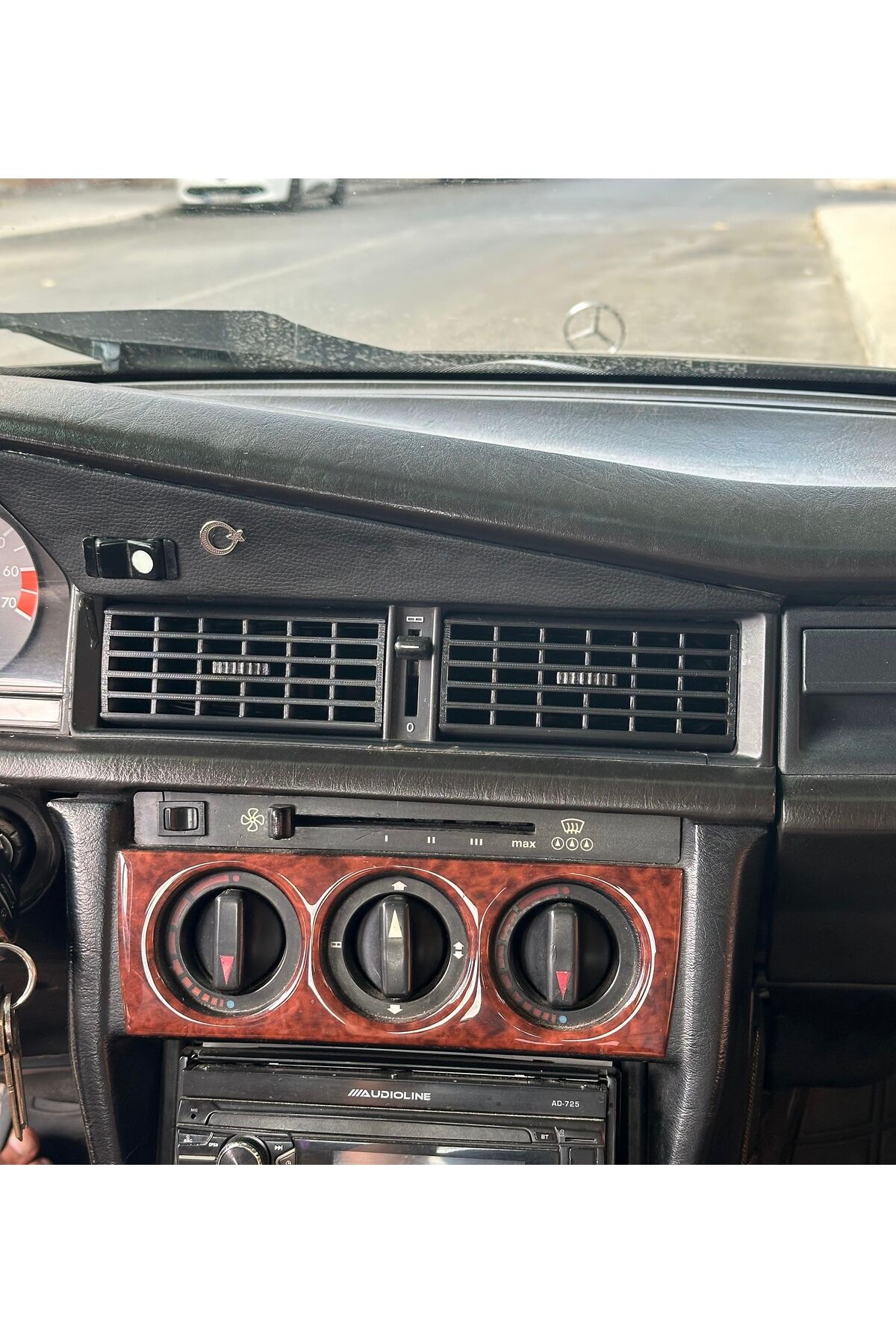 Mercedes W201 190e Orta Sağ  1 Adet Kalorifer Izgarası (yönlendirme sabittir hareket etmez)